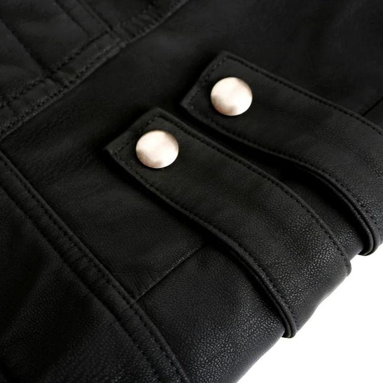 Miesten PU-nahkatakki, punaiset yksityiskohdat, slim fit, tyylikäs muotoilu, käytännöllinen, edestä kuvattuna.