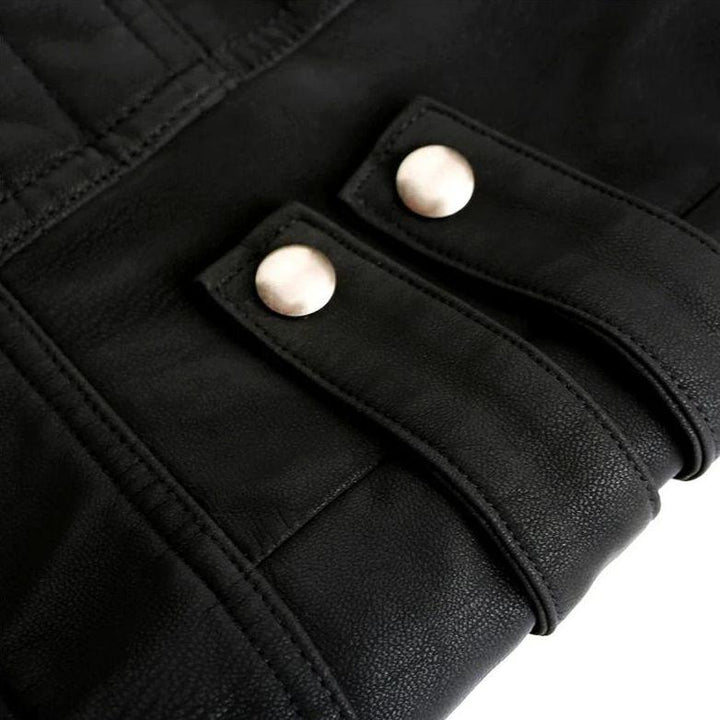 Miesten PU-nahkatakki, punaiset yksityiskohdat, slim fit, tyylikäs muotoilu, käytännöllinen, edestä kuvattuna.