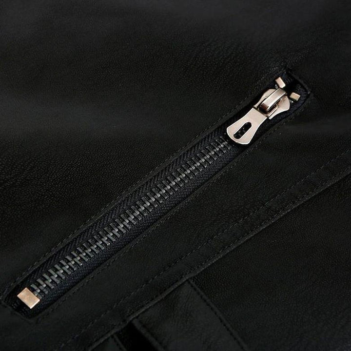 Miesten PU-nahkatakki, punaiset yksityiskohdat, slim fit, tyylikäs muotoilu, käytännöllinen, edestä kuvattuna.