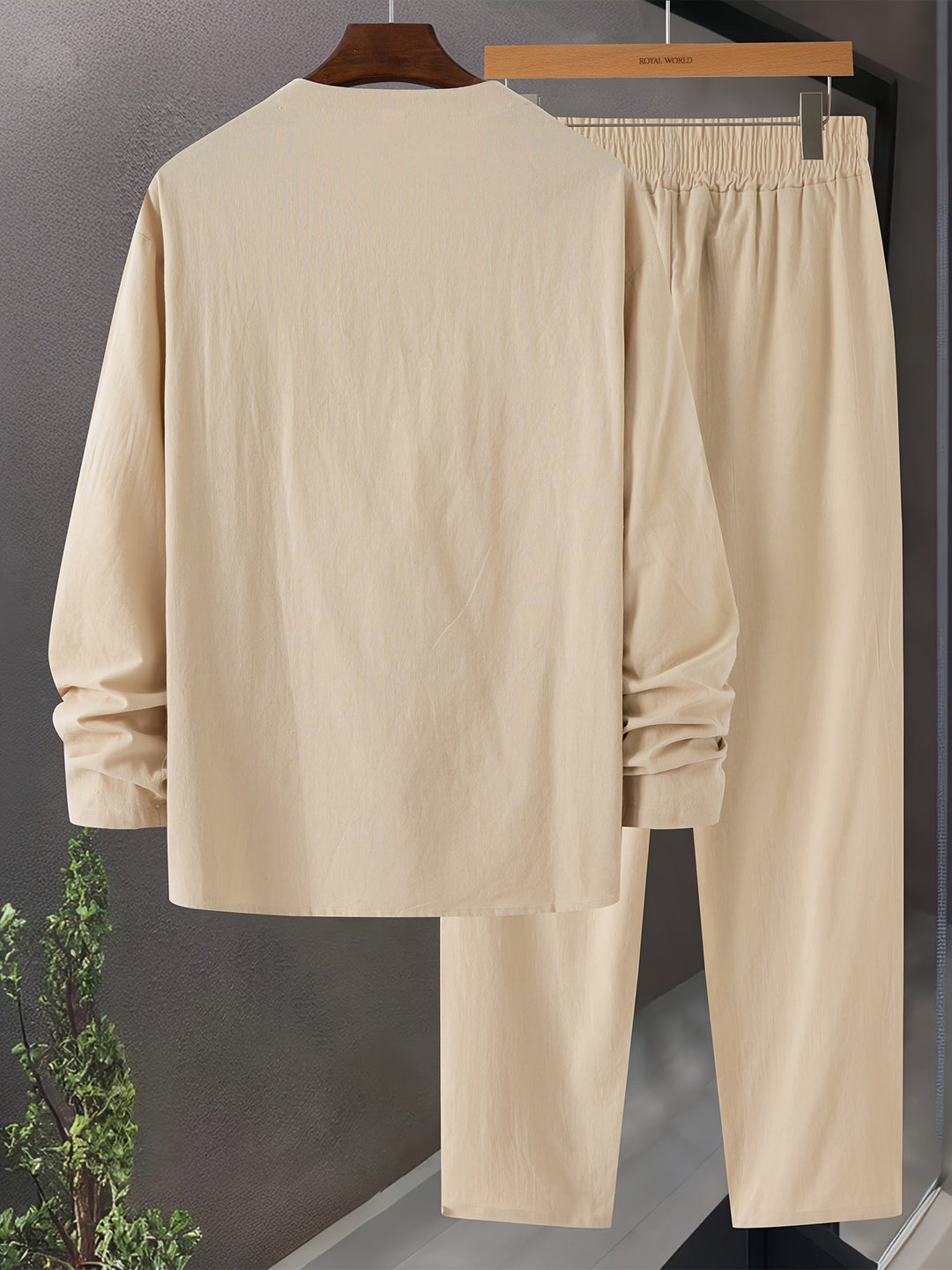 "Miesten V-kaula-aukkoinen puuvillainen loungewear setti, harmaa toppi ja kapenevat housut, tyylikäs ja mukava"