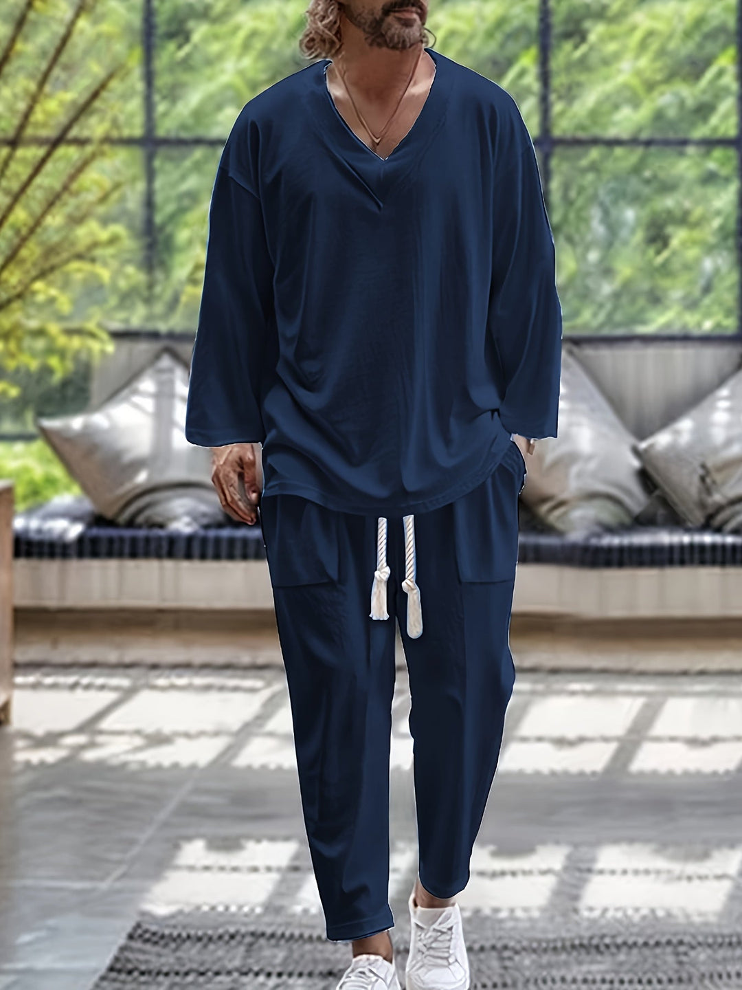 "Miesten V-kaula-aukkoinen puuvillainen loungewear setti, harmaa toppi ja kapenevat housut, tyylikäs ja mukava"