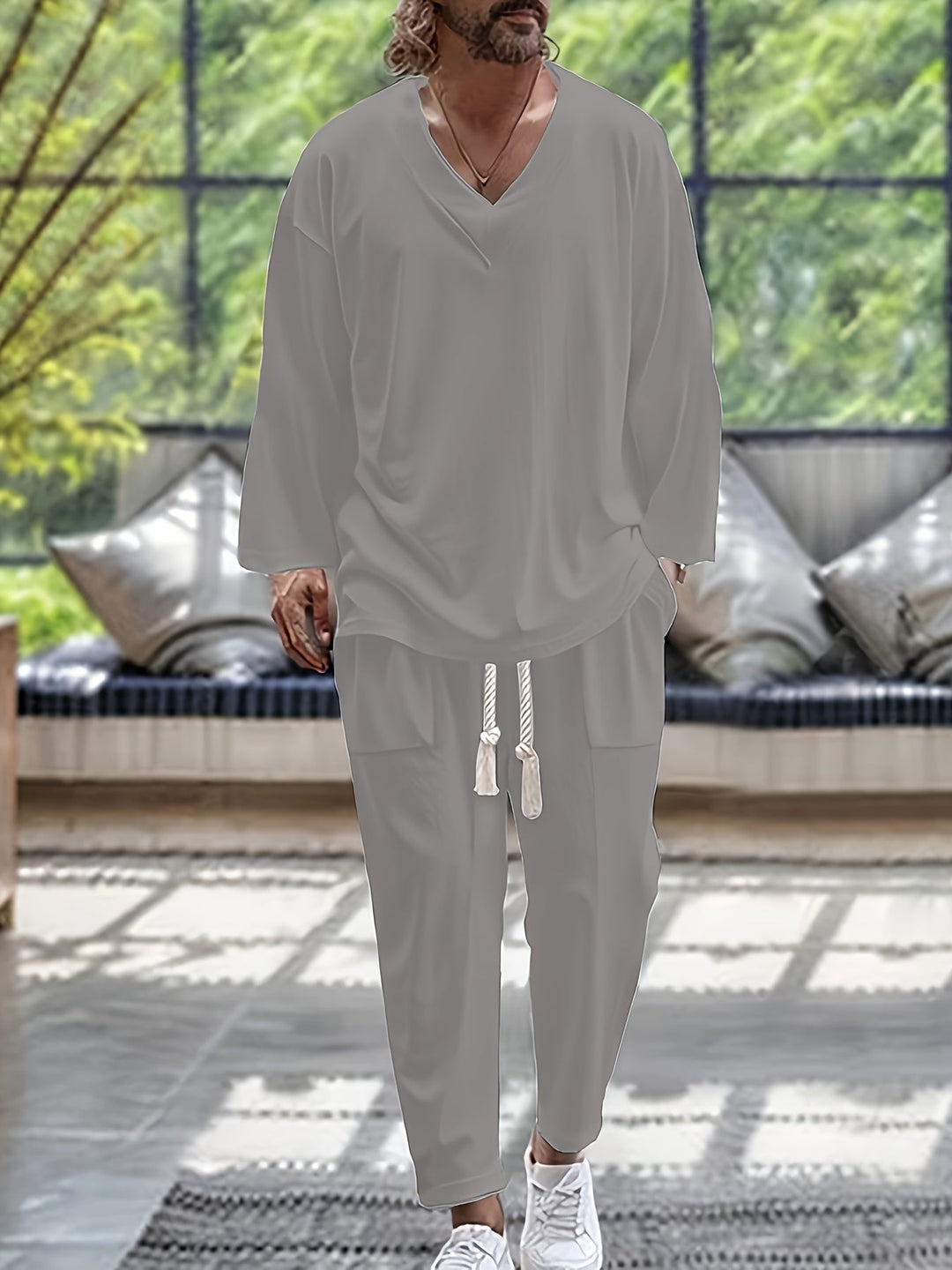 "Miesten V-kaula-aukkoinen puuvillainen loungewear setti, harmaa toppi ja kapenevat housut, tyylikäs ja mukava"