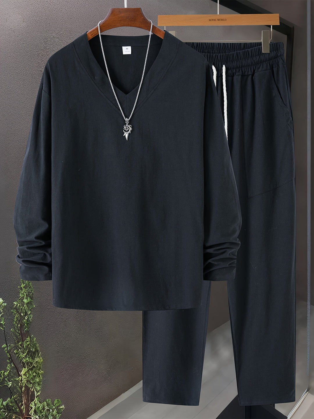 "Miesten V-kaula-aukkoinen puuvillainen loungewear setti, harmaa toppi ja kapenevat housut, tyylikäs ja mukava"