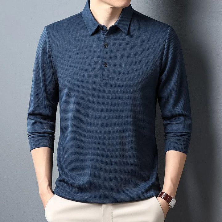 "Miesten business casual poolopaita, pitkät hihat, pehmeä ja hengittävä kangas, räätälöity istuvuus, harmaa sävy."