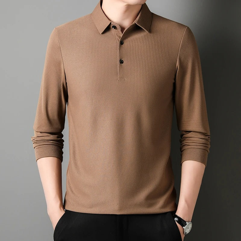 "Miesten business casual poolopaita, pitkät hihat, pehmeä ja hengittävä kangas, räätälöity istuvuus, harmaa sävy."
