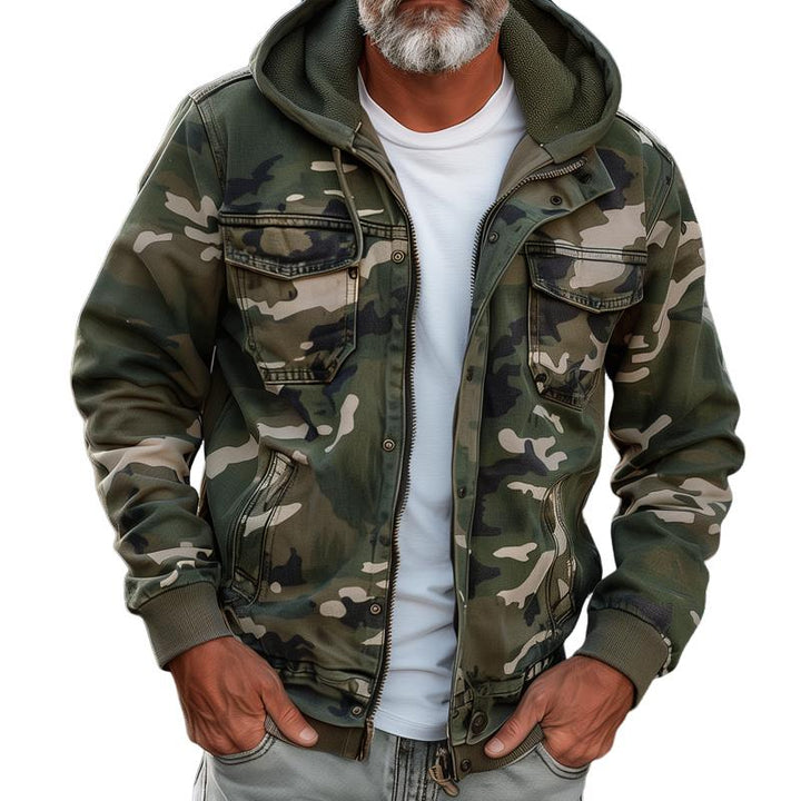 "Miesten camouflage cargo-takki hupulla ja taskuilla, kestävä ja muodikasta tyyliä, sopii ulkoiluun ja kaupunkiin."