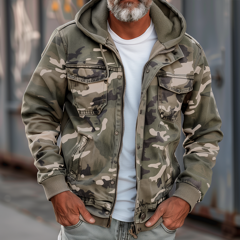 "Miesten camouflage cargo-takki hupulla ja taskuilla, kestävä ja muodikasta tyyliä, sopii ulkoiluun ja kaupunkiin."
