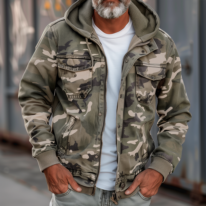 "Miesten camouflage cargo-takki hupulla ja taskuilla, kestävä ja muodikasta tyyliä, sopii ulkoiluun ja kaupunkiin."