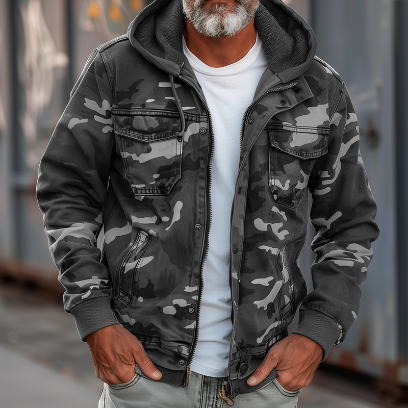 "Miesten camouflage cargo-takki hupulla ja taskuilla, kestävä ja muodikasta tyyliä, sopii ulkoiluun ja kaupunkiin."