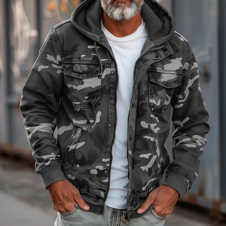 "Miesten camouflage cargo-takki hupulla ja taskuilla, kestävä ja muodikasta tyyliä, sopii ulkoiluun ja kaupunkiin."