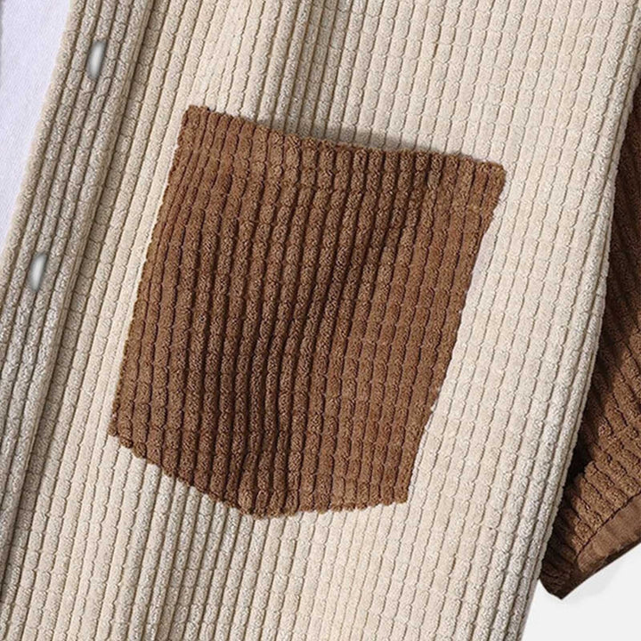 "Miesten corduroy setti, mukava vapaa-asu, etunäkymä: lyhythihainen paita ja polvipituiset shortsit, monivärinen design."
