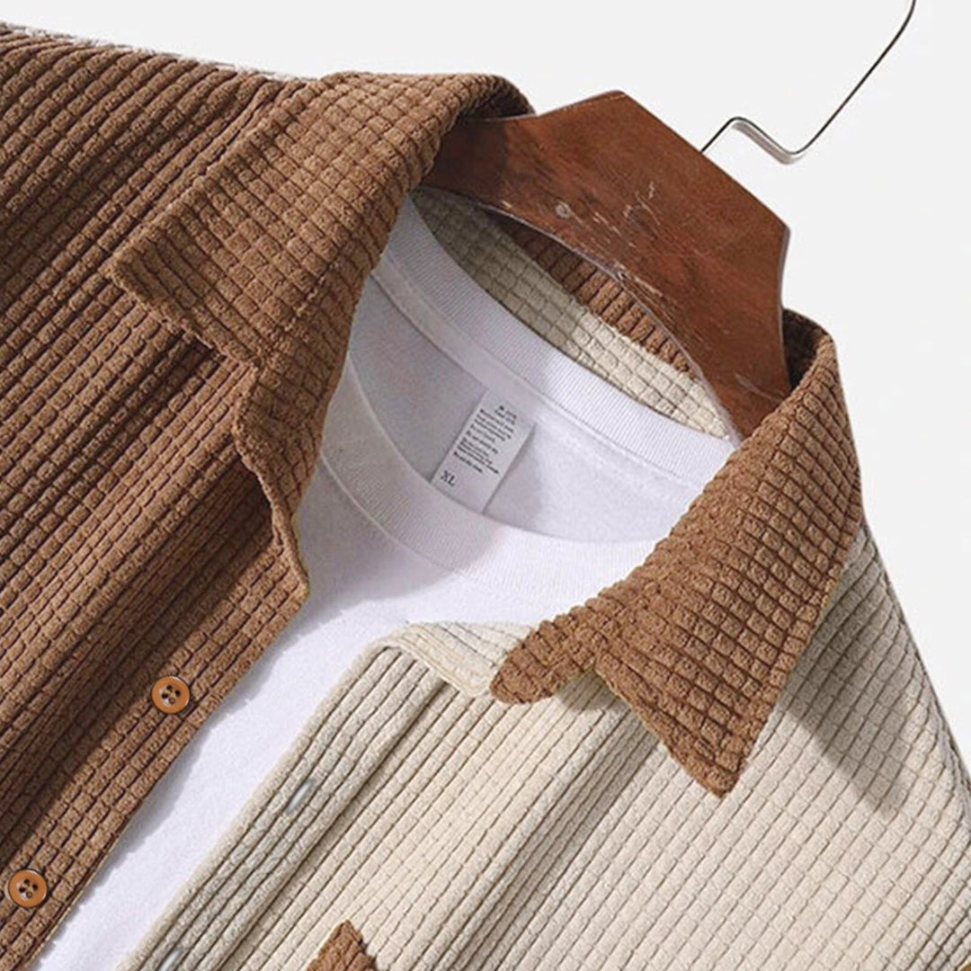 "Miesten corduroy setti, mukava vapaa-asu, etunäkymä: lyhythihainen paita ja polvipituiset shortsit, monivärinen design."