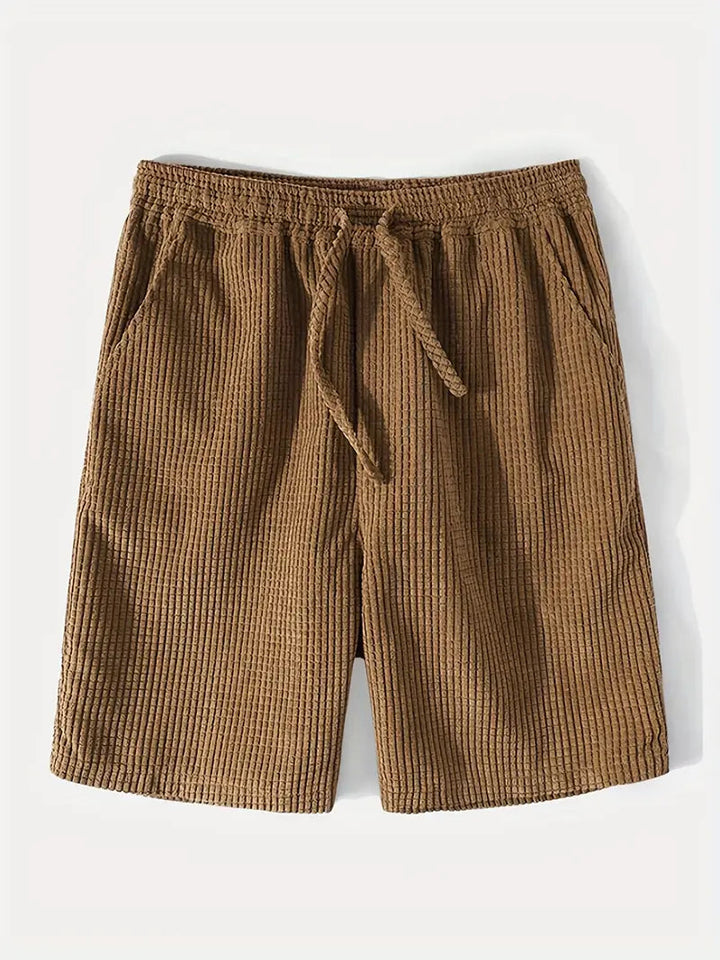 "Miesten corduroy setti, mukava vapaa-asu, etunäkymä: lyhythihainen paita ja polvipituiset shortsit, monivärinen design."