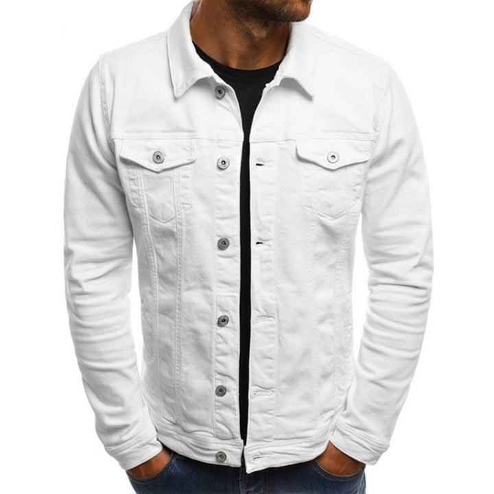 Herre denim jakke regular fit forside, alsidige brystlommer, knaplukning, klassisk krave, stilfuld og praktisk.