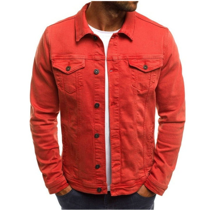 Herre denim jakke regular fit forside, alsidige brystlommer, knaplukning, klassisk krave, stilfuld og praktisk.