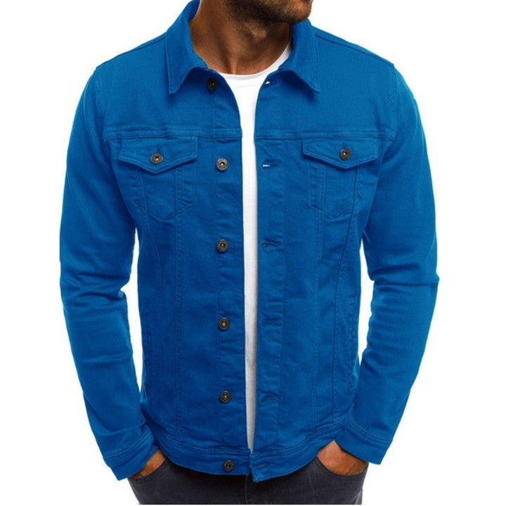 Herre denim jakke regular fit forside, alsidige brystlommer, knaplukning, klassisk krave, stilfuld og praktisk.