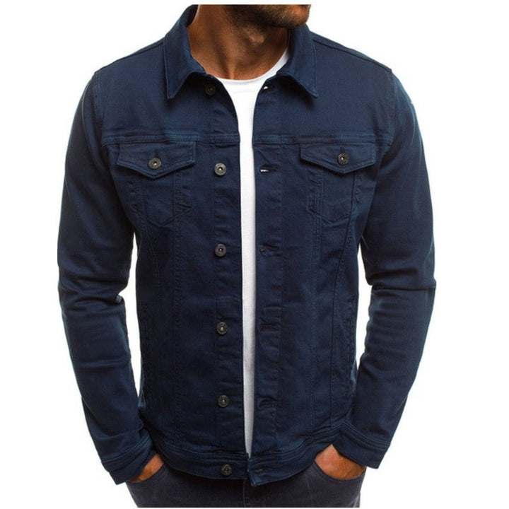 Herre denim jakke regular fit forside, alsidige brystlommer, knaplukning, klassisk krave, stilfuld og praktisk.