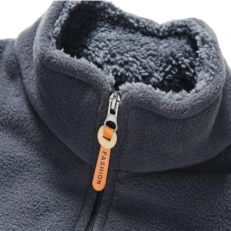 "Miesten fleece-vuorattu vetoketjullinen ulkotakki, harmaa, tyylikäs ja lämmin ulkoiluun, tuulenpitävä korkea kaulus."