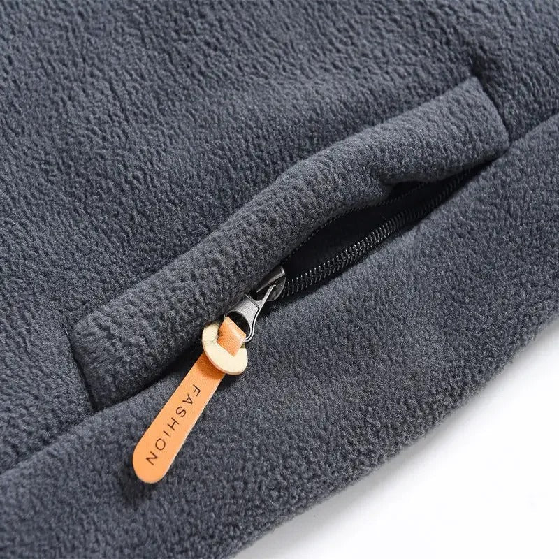 "Miesten fleece-vuorattu vetoketjullinen ulkotakki, harmaa, tyylikäs ja lämmin ulkoiluun, tuulenpitävä korkea kaulus."