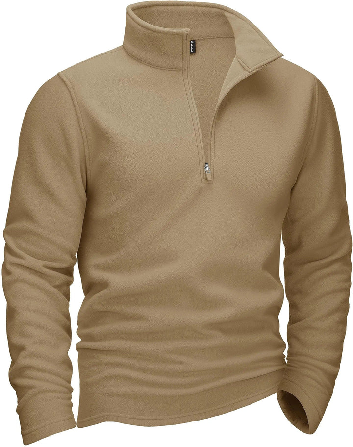 "Miesten harmaa fleece quarter-zip villapaita turtleneckilla, tarjoaen mukavuutta ja tyylikkyyttä kylmiin päiviin."