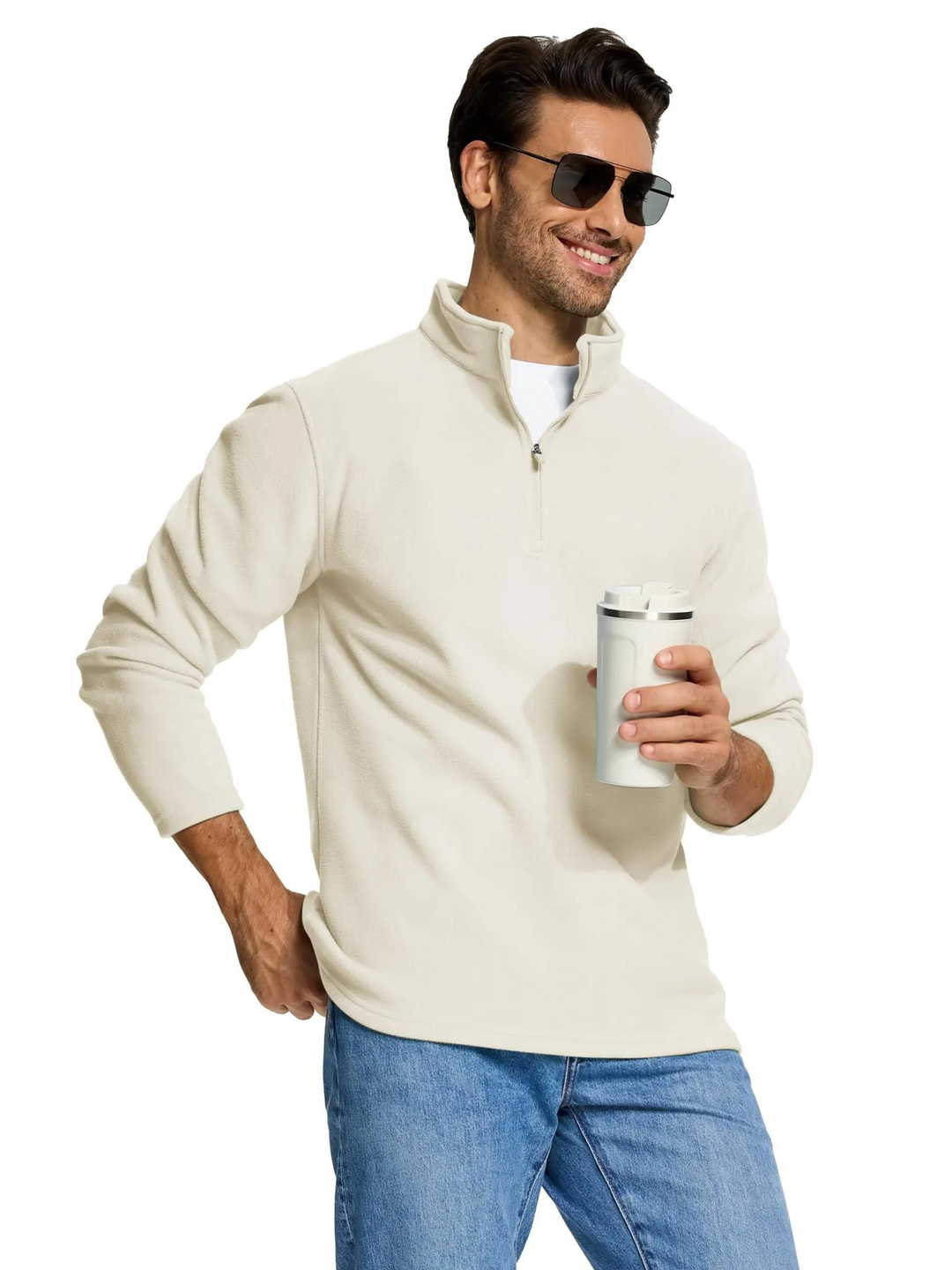 "Miesten harmaa fleece quarter-zip villapaita turtleneckilla, tarjoaen mukavuutta ja tyylikkyyttä kylmiin päiviin."