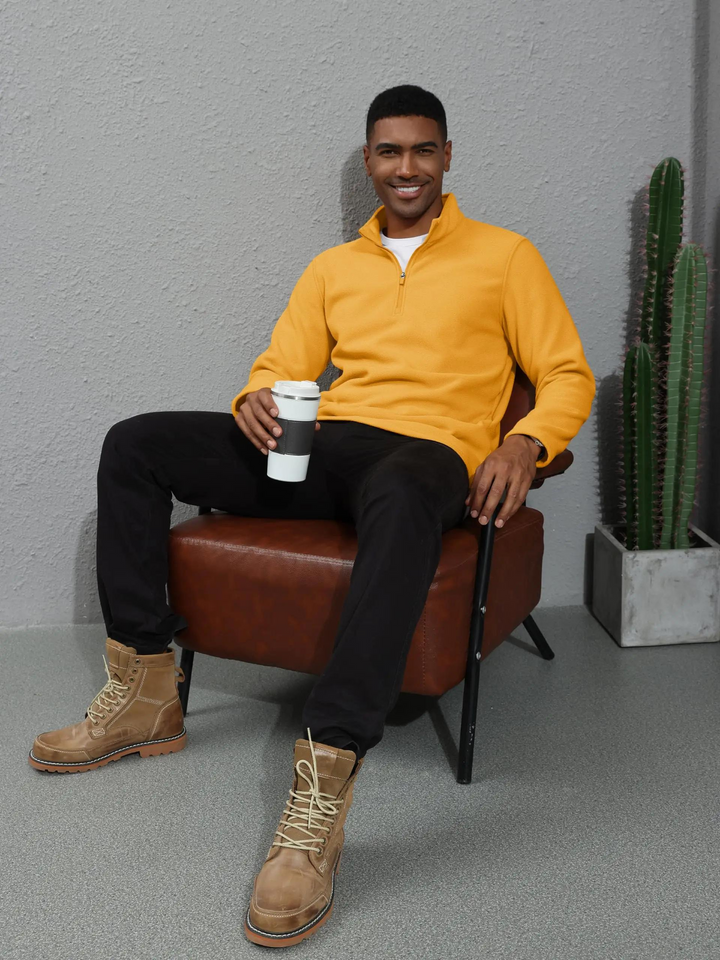 "Miesten harmaa fleece quarter-zip villapaita turtleneckilla, tarjoaen mukavuutta ja tyylikkyyttä kylmiin päiviin."