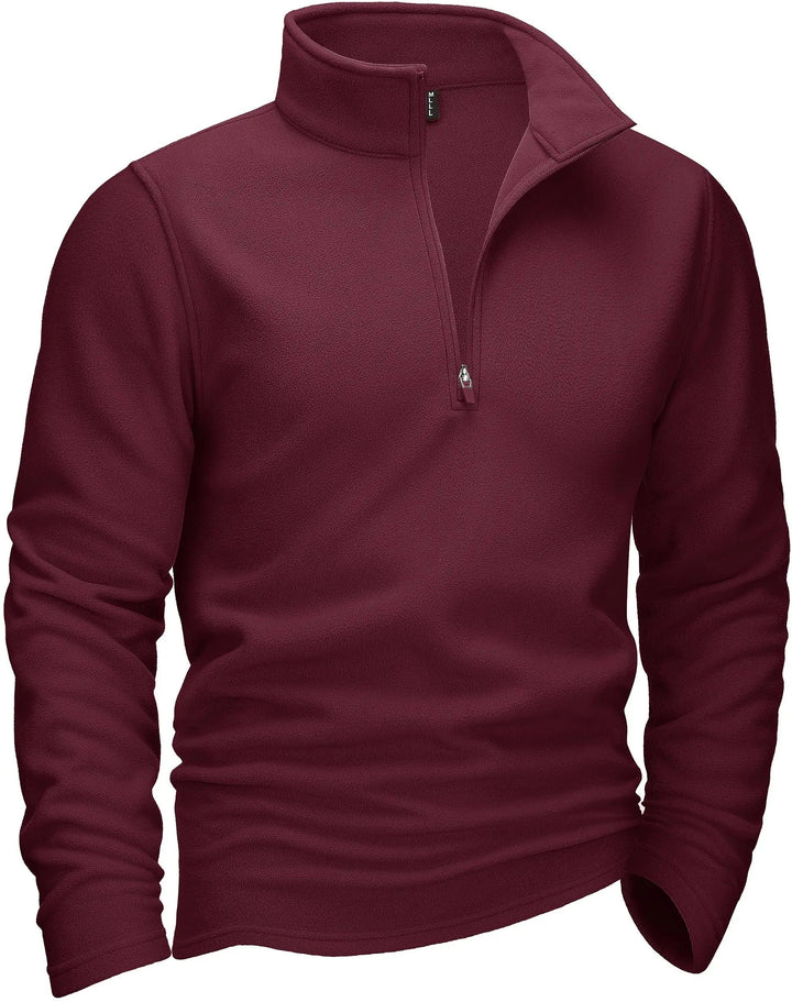 "Miesten harmaa fleece quarter-zip villapaita turtleneckilla, tarjoaen mukavuutta ja tyylikkyyttä kylmiin päiviin."