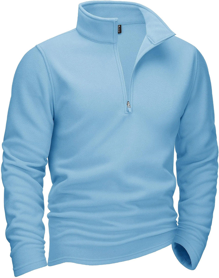 "Miesten harmaa fleece quarter-zip villapaita turtleneckilla, tarjoaen mukavuutta ja tyylikkyyttä kylmiin päiviin."