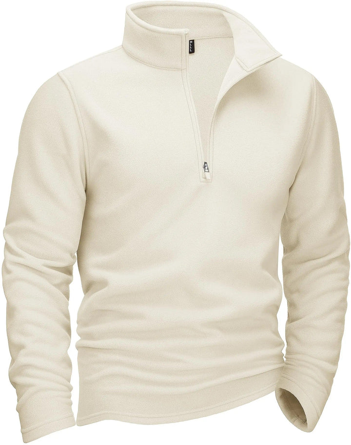 "Miesten harmaa fleece quarter-zip villapaita turtleneckilla, tarjoaen mukavuutta ja tyylikkyyttä kylmiin päiviin."