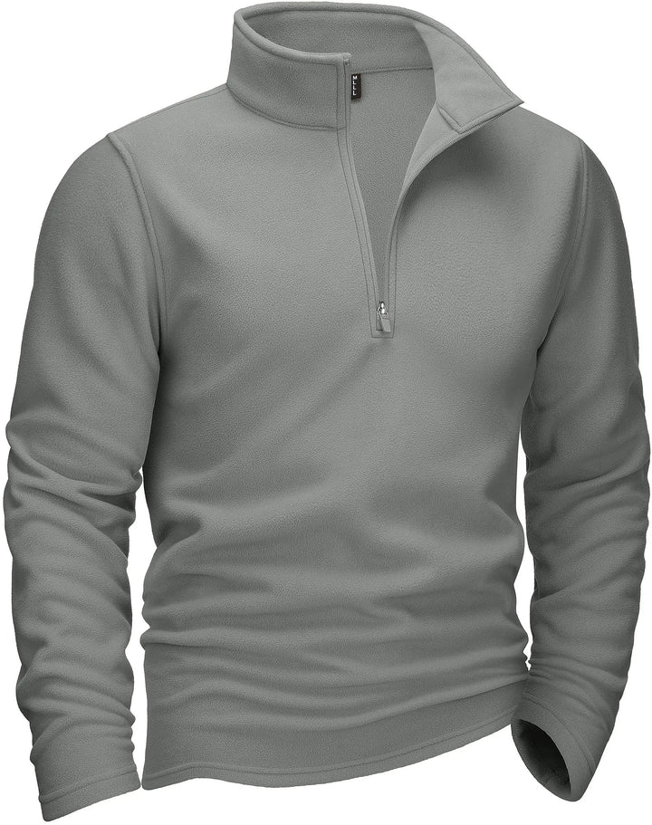 "Miesten harmaa fleece quarter-zip villapaita turtleneckilla, tarjoaen mukavuutta ja tyylikkyyttä kylmiin päiviin."