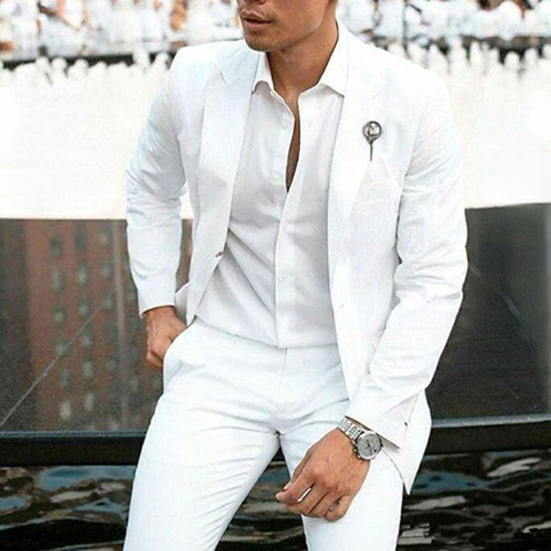 Miesten harmaa slim-fit villasekoitepuku, jossa blazer ja housut. Sopii sekä liiketapaamisiin että juhliin.