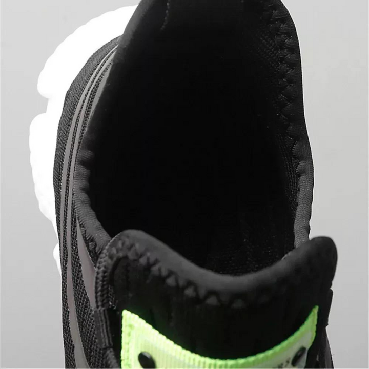 Mænds sorte åndbare træningssko, let mesh-overdel og fleksibel sål, ideel til fitnesscenter og løb.