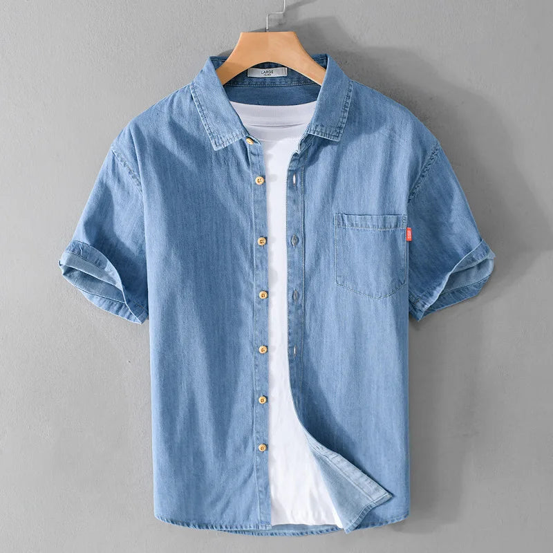"Miesten hengittävä denim-farkkupaita, kevyt ja klassinen sininen, lyhyet hihat, yksityiskohtainen tekstiili"