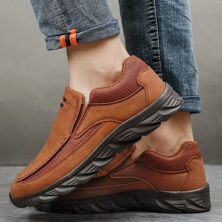 "Miesten hengittävät nahkaiset loafer-lenkkarit, harmaita ja ruskeita sävyjä, slip-on malli, kevyt sneaker-pohja."