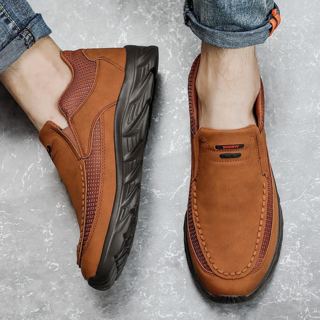 "Miesten hengittävät nahkaiset loafer-lenkkarit, harmaita ja ruskeita sävyjä, slip-on malli, kevyt sneaker-pohja."