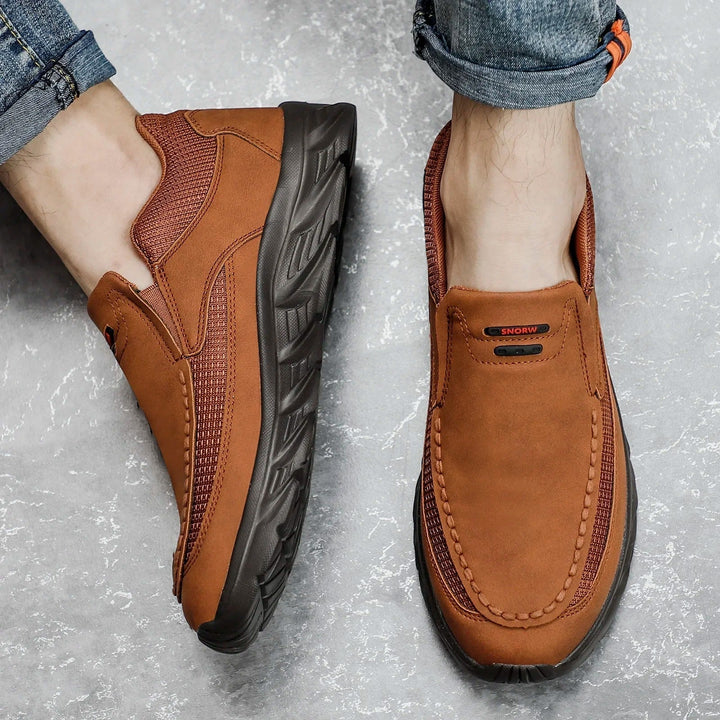 "Miesten hengittävät nahkaiset loafer-lenkkarit, harmaita ja ruskeita sävyjä, slip-on malli, kevyt sneaker-pohja."