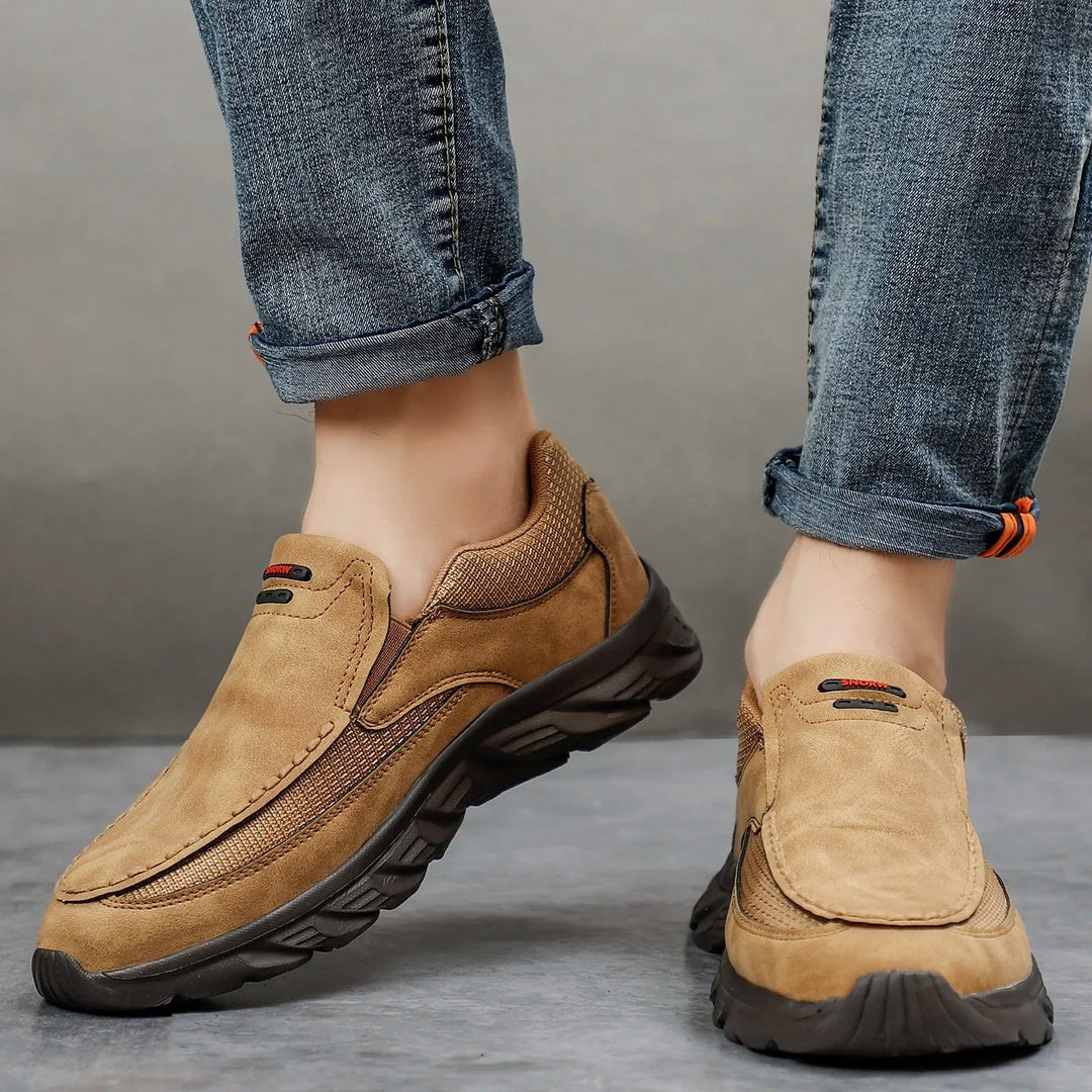 "Miesten hengittävät nahkaiset loafer-lenkkarit, harmaita ja ruskeita sävyjä, slip-on malli, kevyt sneaker-pohja."