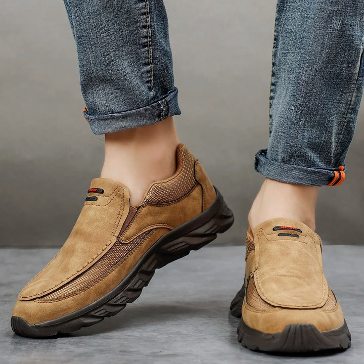 "Miesten hengittävät nahkaiset loafer-lenkkarit, harmaita ja ruskeita sävyjä, slip-on malli, kevyt sneaker-pohja."