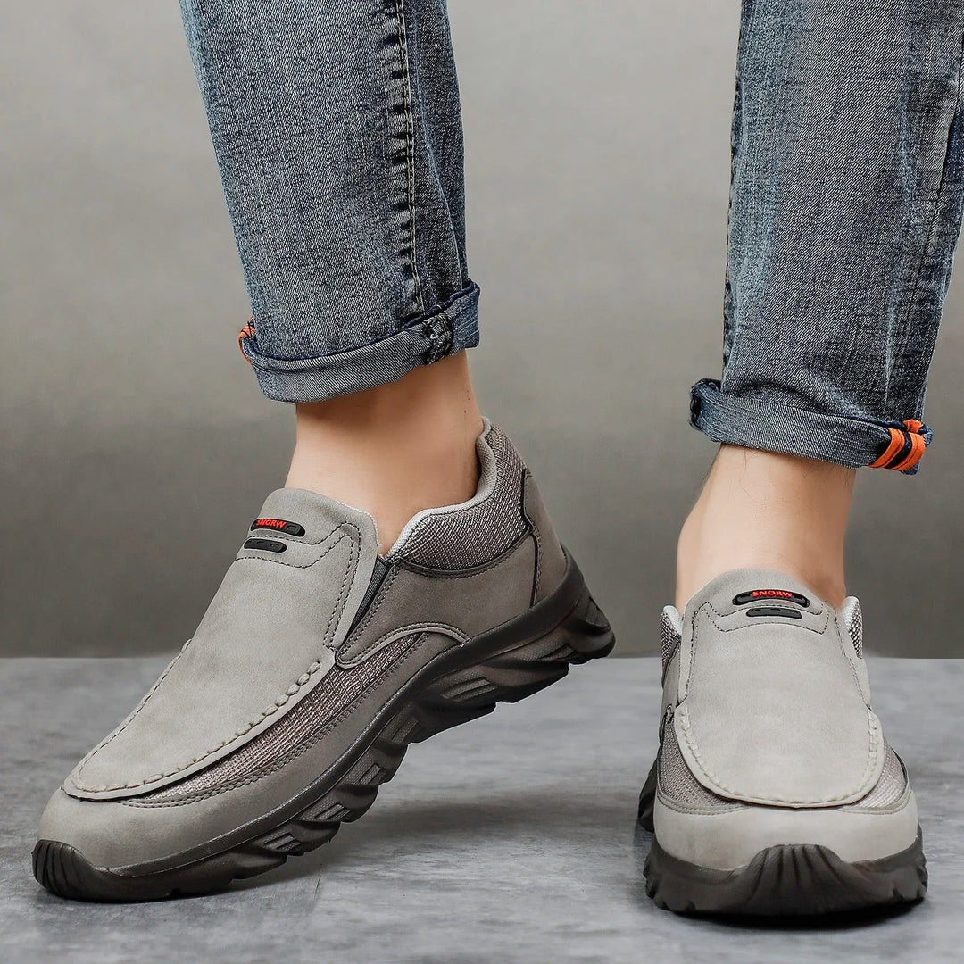 "Miesten hengittävät nahkaiset loafer-lenkkarit, harmaita ja ruskeita sävyjä, slip-on malli, kevyt sneaker-pohja."