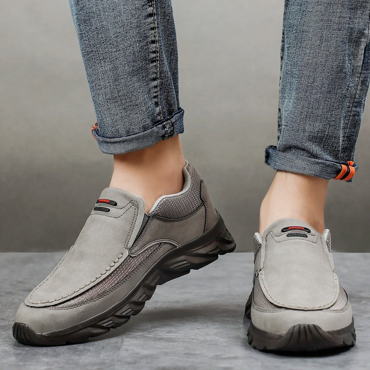"Miesten hengittävät nahkaiset loafer-lenkkarit, harmaita ja ruskeita sävyjä, slip-on malli, kevyt sneaker-pohja."