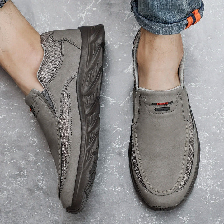 "Miesten hengittävät nahkaiset loafer-lenkkarit, harmaita ja ruskeita sävyjä, slip-on malli, kevyt sneaker-pohja."