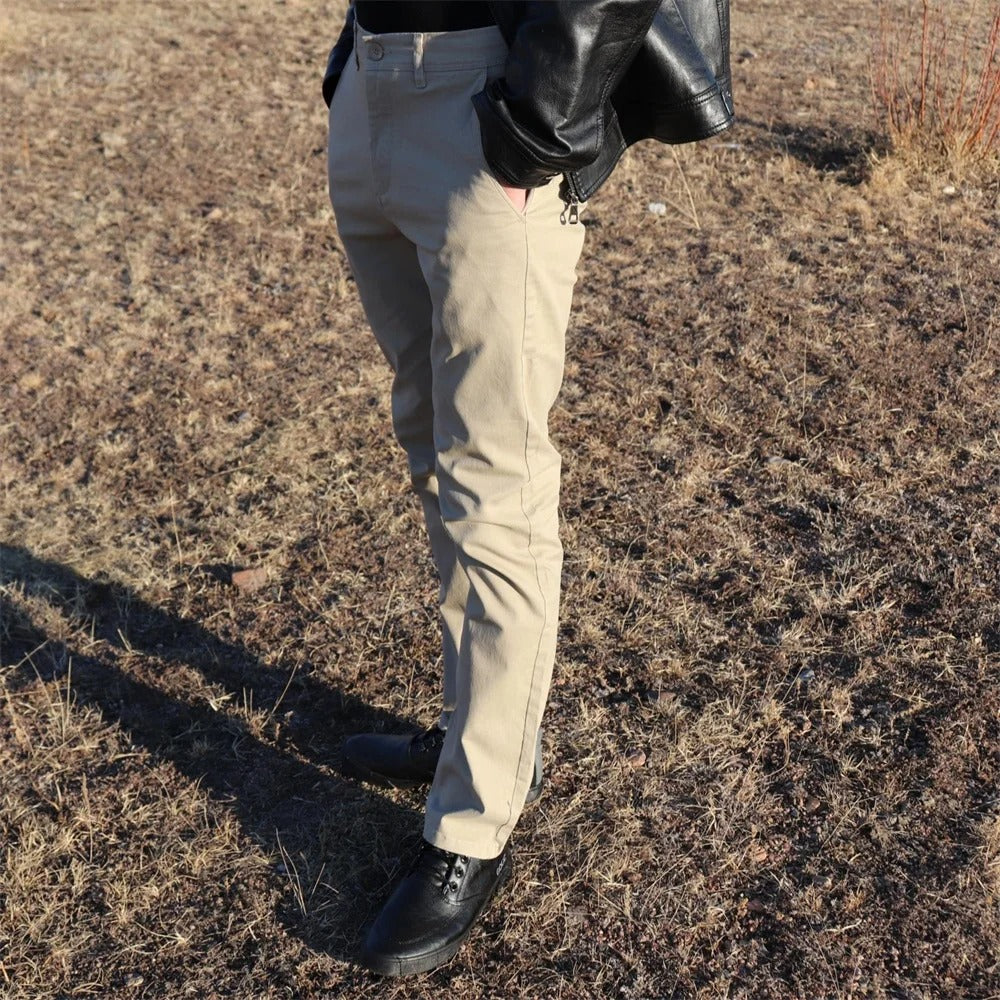 Miesten hengittävät slim fit -puuvillahousut, yksivärinen design, sleekki siluetti, taskut, täydellinen istuvuus.