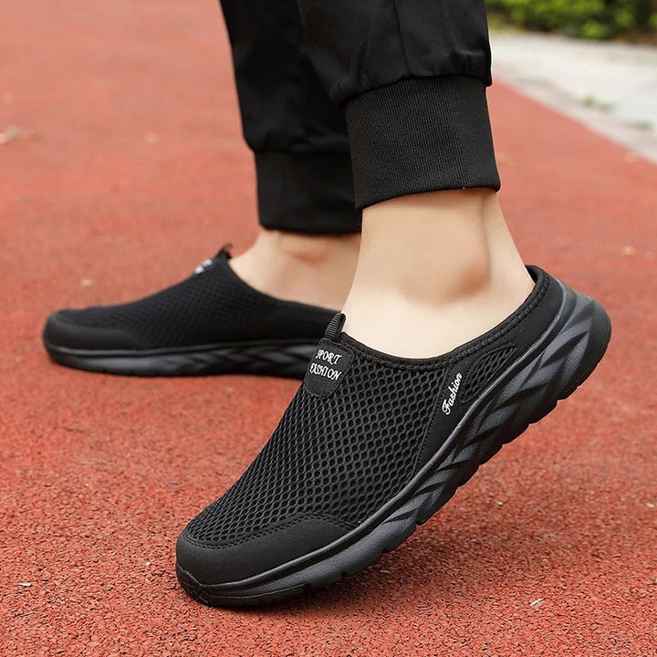 "Miesten hengittävät slip-on verkkojalkineet, kevyt rakenne, ilmava verkkopäällys, avoin takaosa, mukavat kesään."