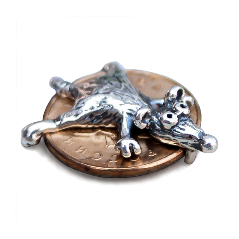 Mændenes museamulet, metal, tiltrækker velstand og held. 2,5 cm diameter, dekorativt mønster.