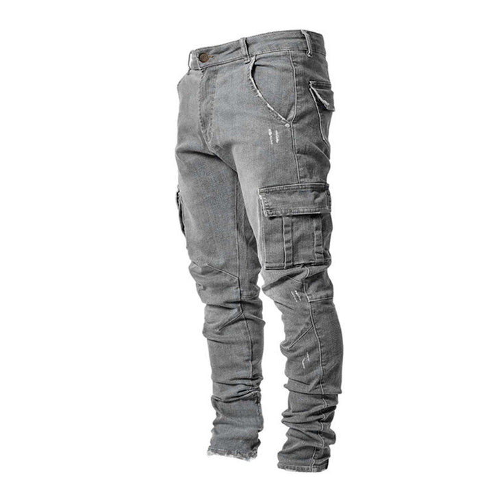 Miesten joustavat cargo-farkut, tummansininen denim, runsailla taskuilla, sopivat rentoon tyyliin ja tarjoavat liikkuvuutta.