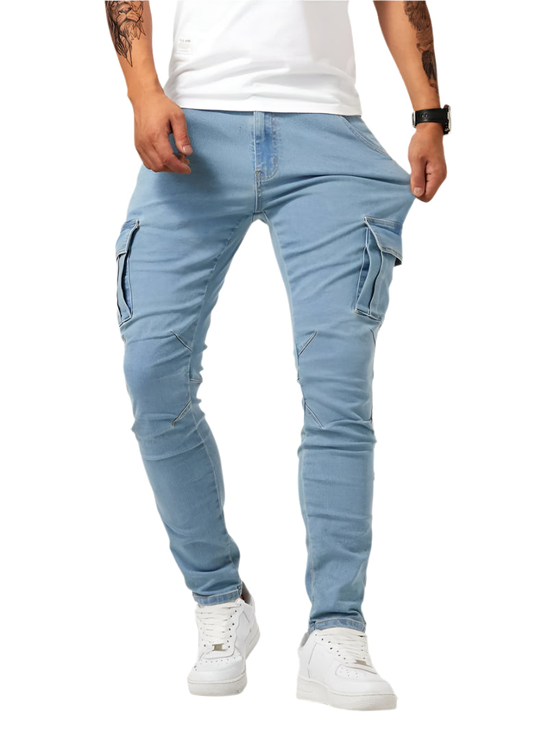 Miesten joustavat cargo-farkut, tummansininen denim, runsailla taskuilla, sopivat rentoon tyyliin ja tarjoavat liikkuvuutta.