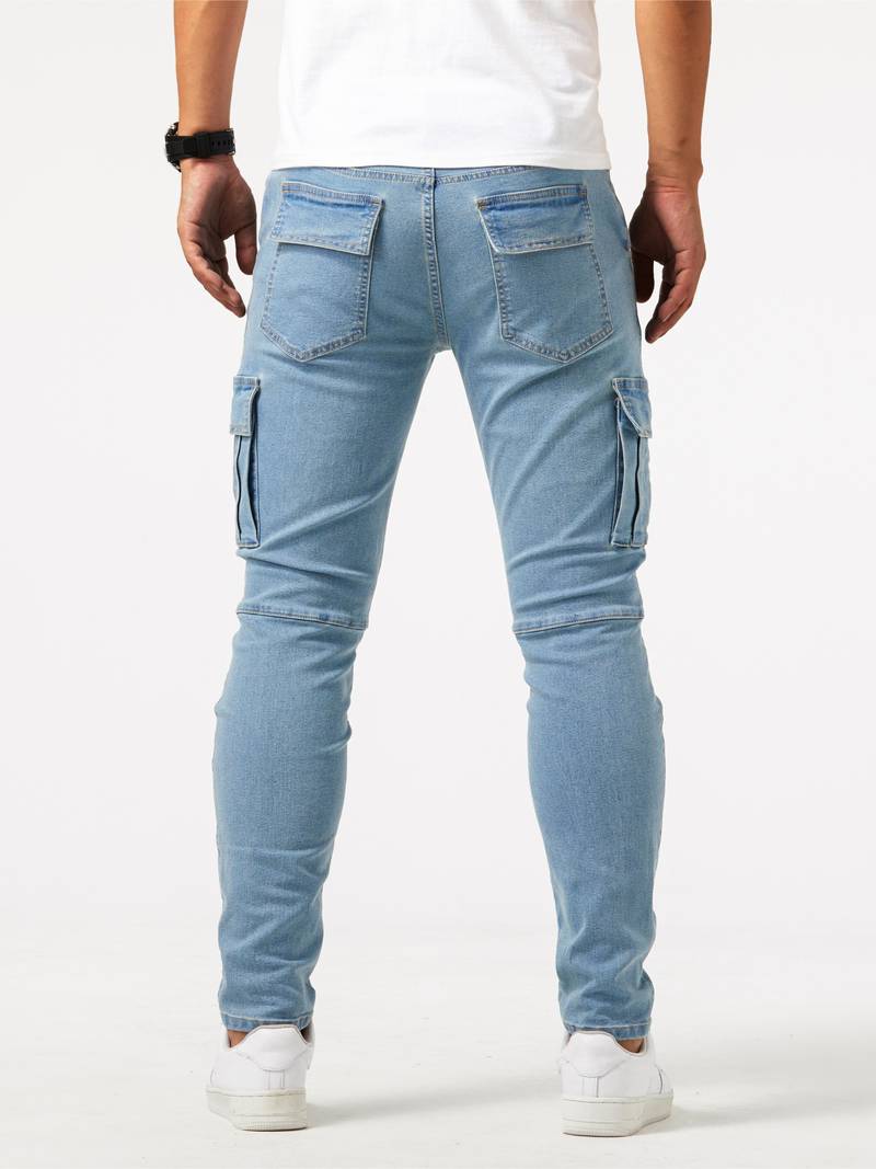 Miesten joustavat cargo-farkut, tummansininen denim, runsailla taskuilla, sopivat rentoon tyyliin ja tarjoavat liikkuvuutta.