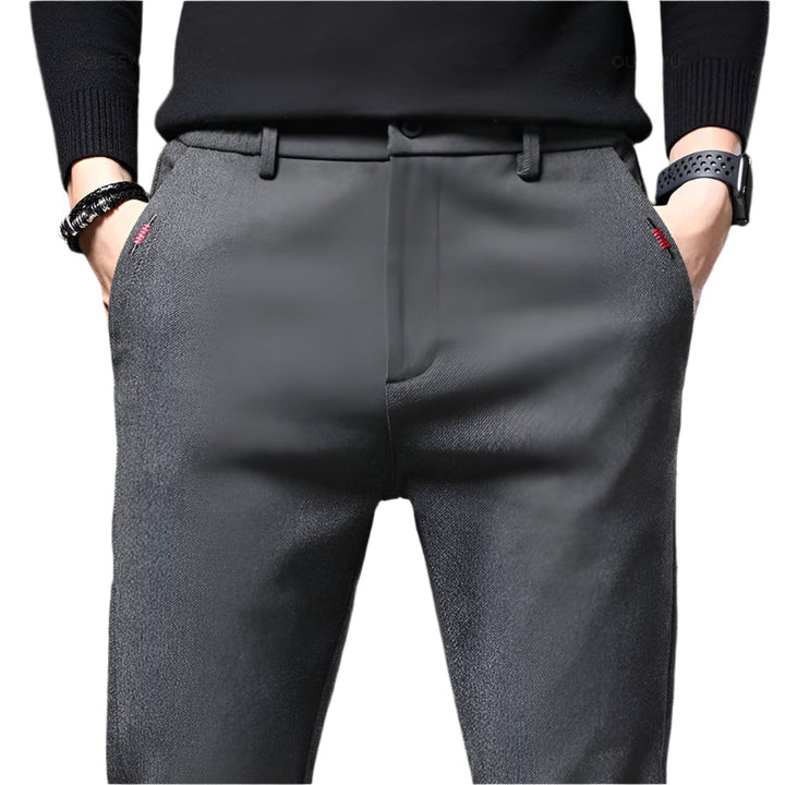 "Miesten joustavat slim fit puuvillahousut, tummansininen; hengittävä materiaali, sopii business-casual-tyyliin."