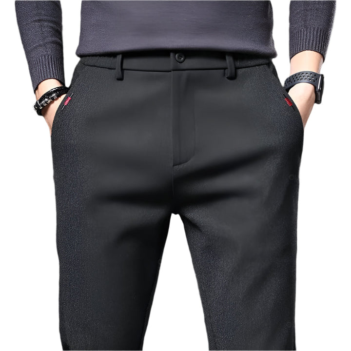 "Miesten joustavat slim fit puuvillahousut, tummansininen; hengittävä materiaali, sopii business-casual-tyyliin."