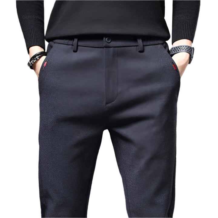 "Miesten joustavat slim fit puuvillahousut, tummansininen; hengittävä materiaali, sopii business-casual-tyyliin."
